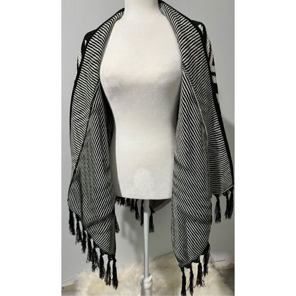 Chico’s OS cardigan sweater wrap black and white Aztec  southwestern print - Picture 2 of 7